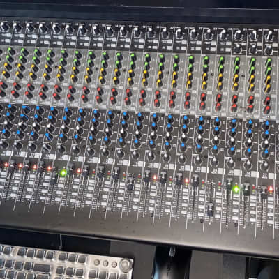 Mackie 3204VLZ4 32-channel Mixer image 1
