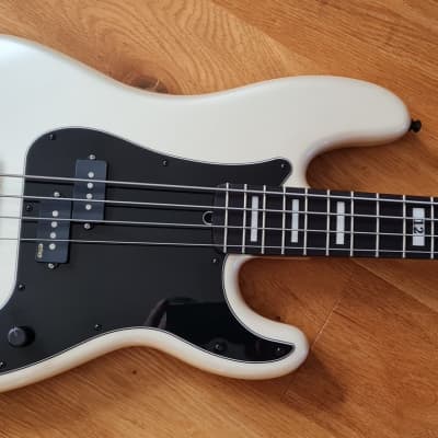 Fender Artist Series Duff McKagan Deluxe Precision Bass with Rosewood Fretboard 2019 - Present - White Pearl image 14