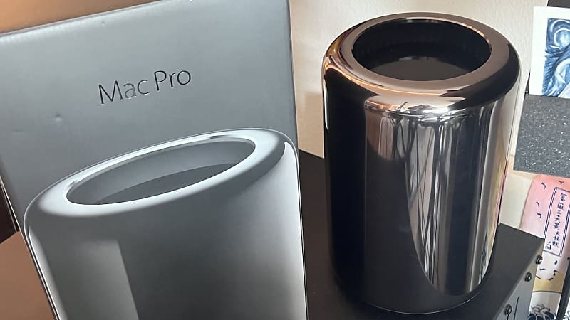 Apple Mac Pro Computer 2.7 GHz 12-Core Intel Xeon E5 black chrome