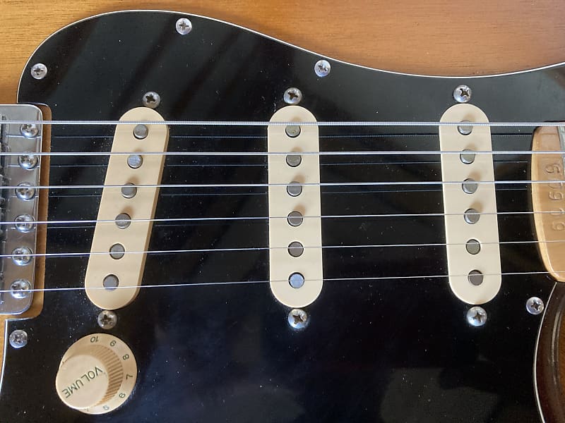 customised article Fernandes FST-85 Body + Orange neck 1978 customised article Fernandes FST-85 Body + Orange neck 1978