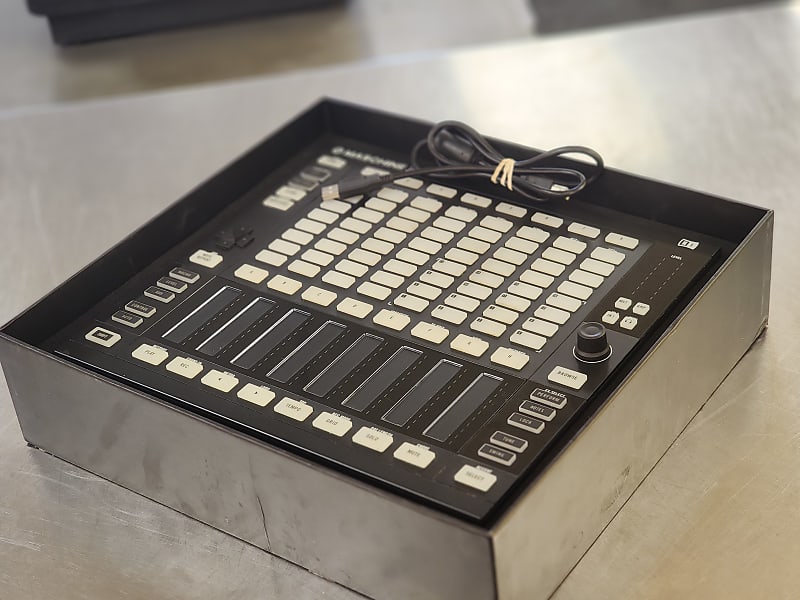 Native Instruments MASCHINE JAM Production & Sequencing Controller