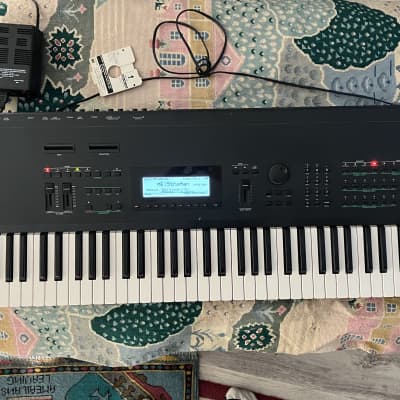 Yamaha SY99 - mint, new screen, new battery, working floppy drive