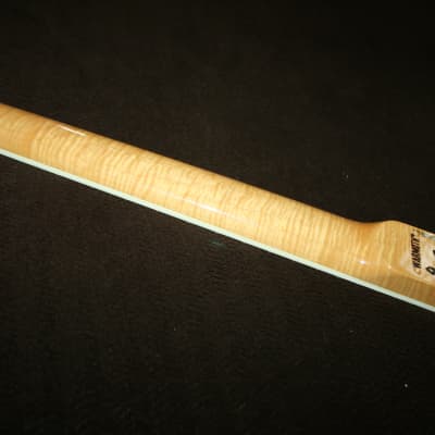 ギター Warmoth Flamed Maple Mustang Parts Roasted Flame Maple Mustang Neck: 22 Fret, Satin, 9.5