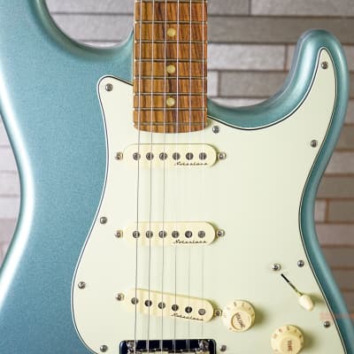 Fender Deluxe Roadhouse Stratocaster with Pau Ferro Fretboard - Mystic Ice Blue image 4