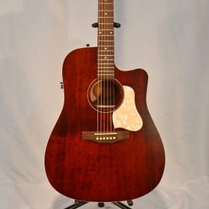 Art & Lutherie Americana Dreadnought CW QIT Tennessee Red