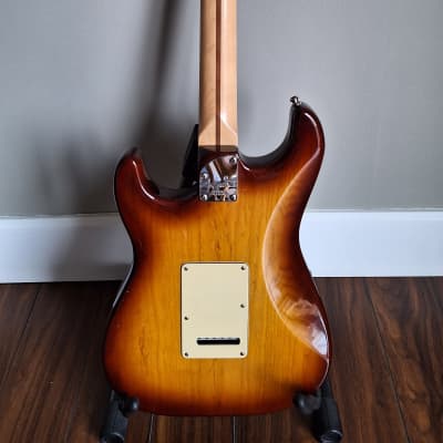 Fender American Deluxe Stratocaster Ash with Rosewood Fretboard 2004 - 2010 - Tobacco Sunburst image 2