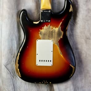 Fender  Custom Shop 1964 Reissue Heavy Relic Stratocaster 2018 3-Tone Sunburst image 3