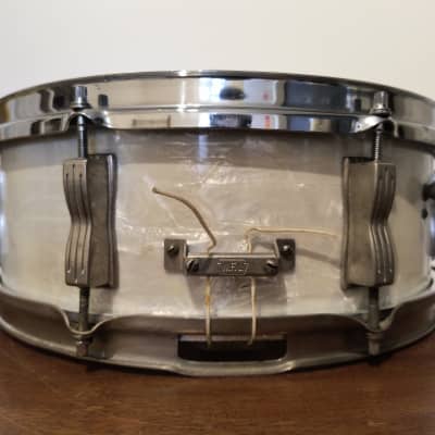 Vintage 1959 Ludwig Jazz Festival 5 x 14 Snare Drum in White Marine Pearl Transition Badge image 3