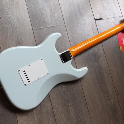 FENDER "American Vintage II 1965 Stratocaster, Round-Lam Rosewood Fingerboard, Sonic Blue" HARDCASE, 3, 69 KG image 2
