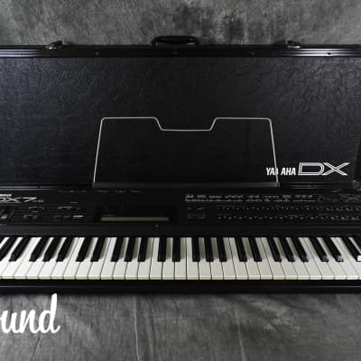 YAMAHA DX7 II-D Digital Programmable Algorithm Synthesizer in Very Good Condition.