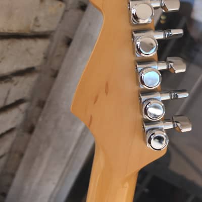 Fender Deluxe American Stratocaster 2005 - 3 Tone Sunburst image 4