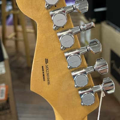 Fender Kurt Cobain Jaguar 3-Color Sunburst  #MX23010496  8 lbs  ?11.2oz image 9