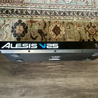 Alesis V25 25-key USB MIDI Controller with Beat Pads 2017 - 2022 - Black image 5