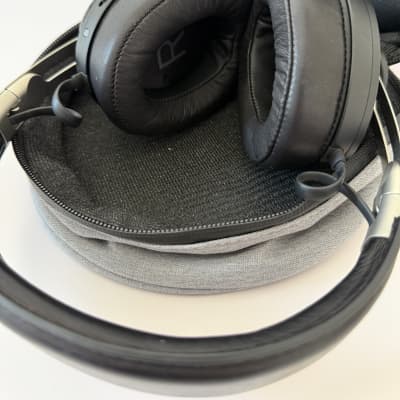 Sennheiser MOMENTUM 3 Wireless Noise Cancelling Headphones image 5