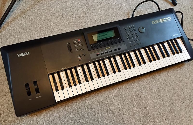 Yamaha QS300 Synthesizer Workstation 61-Key Keyboard 1995