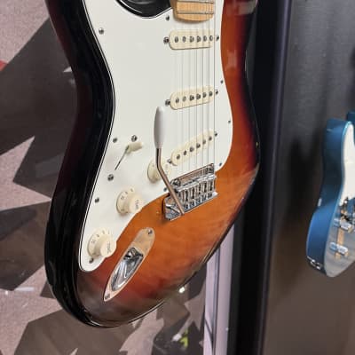 Left-Handed Fender American Standard Stratocaster with Maple Fretboard 2008 - 2016 - 3-Color Sunburst image 2