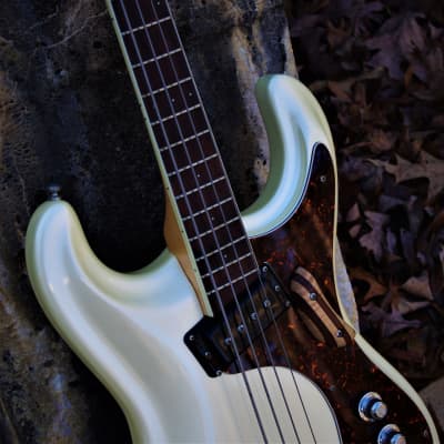 Mosrite   VENTURES  Bass 1991 White Pearl.  The last guitar built by Semie Moseley. RAREST. Only one image 9