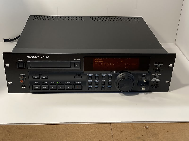 TASCAM　タスカム　高級プロ用DATデッキ DA-40 Tascam DA-40 Professional Digital DAT Recorder 220hrs fully
