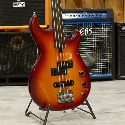 YAMAHA BB2000F (Broad Bass 2000 Fretless)
