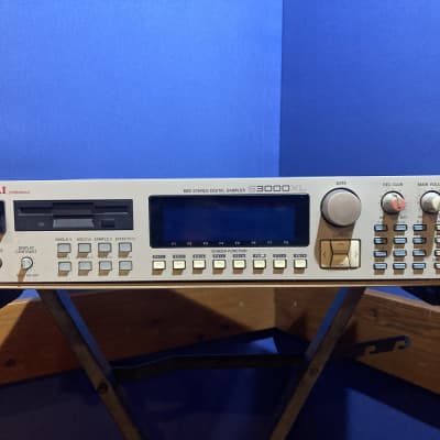 Akai S3000 XL  Sampler 32 voces polifónicas