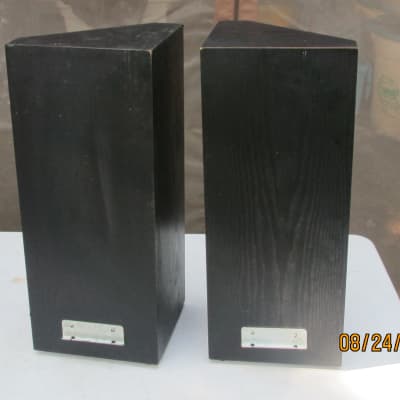 Memorex TRC-505 2 Way Corner Mount Speakers. One Pair image 3