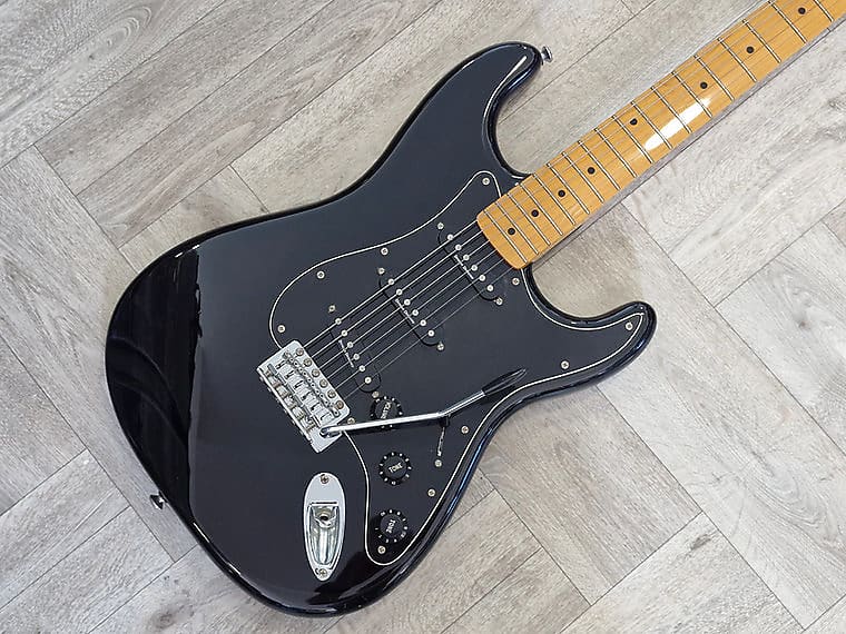 Squier Vintage Modified '70s Stratocaster, Black at Gear4music