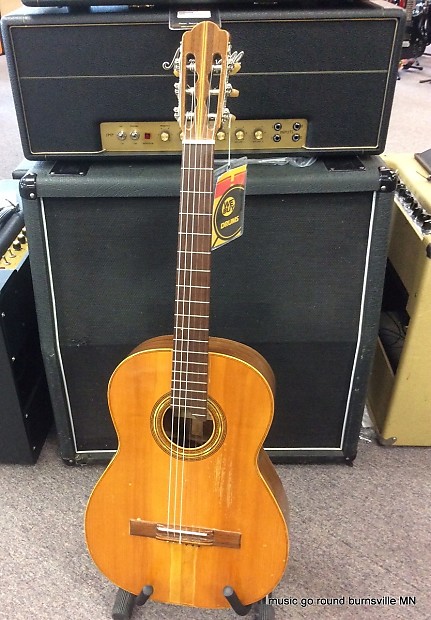 Del vecchio deals classical guitar