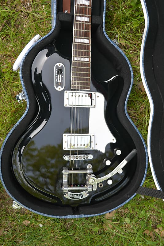A very minty Airline '59 Coronado Deluxe DLX in Gloss Black w/New Black Dunlop Straploks, & New Chrome & White Volume/tone knobs plus a  New  Supro HSC image 1