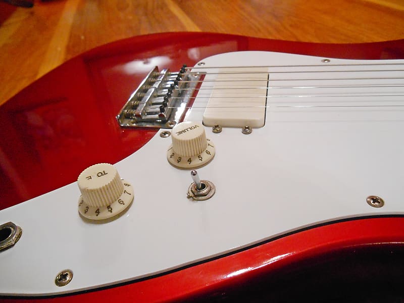 Vintage Mako LB-1. Candy Apple Red. Coil Tap. Matching Vintage Mako LB-1. Candy Apple Red. Coil Tap. Matching