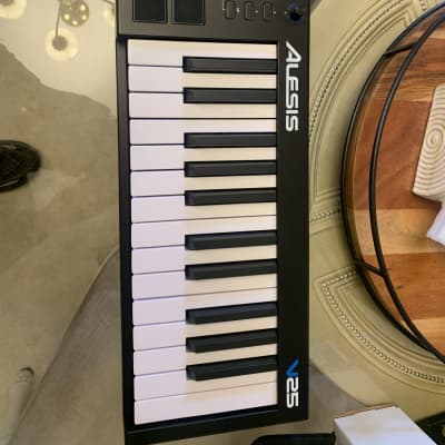 Alesis V25 25-key USB MIDI Controller with Beat Pads 2017 - 2022 - Black