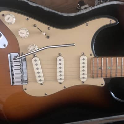 L/H 2004 Fender USA de luxe Stratocaster, mint condition, great guitar. image 2
