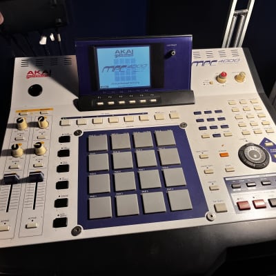 Akai MPC4000 Music Production Center - White - 8 analog outs - Dead silent fan mod image 1