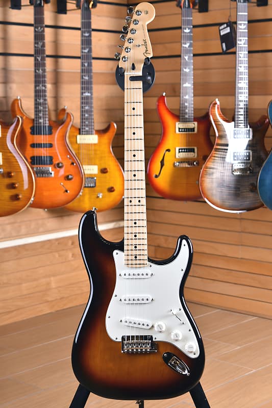 Fender Player Series Stratocaster Maple Fingerboard 3 Color Sunburst