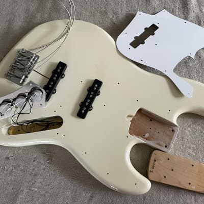 ベース J Fender Made In Japan J Precision Bass®, Maple Fingerboard