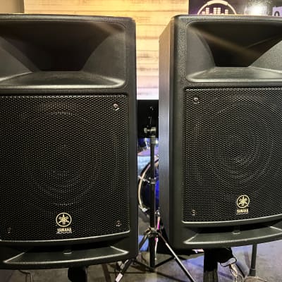 Yamaha STAGEPAS 300 Portable PA System, Powered Mixer and