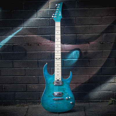 Lindo 6X Compact Quilted Maple / Bamboo Electric Guitar and Hard Case - Ocean Burst / Turquoise image 3