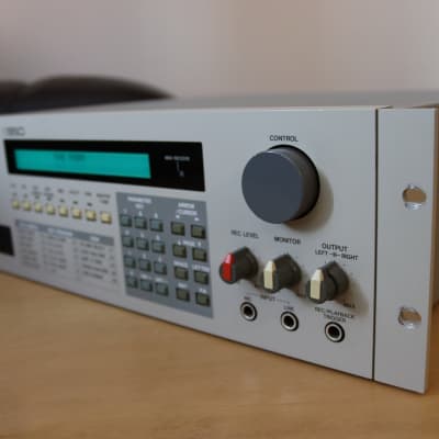 Akai S950 MIDI Digital Sampler 1988 - White image 4