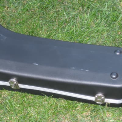 used Martin 640 Molded Dreadnought Hardshell Case lid falls back, a few bruises, back side has crack image 19