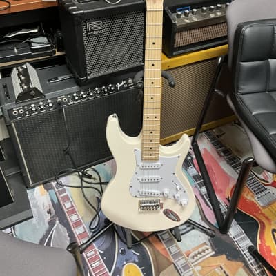 【Behringer】USB Guitar iAXE 624 Centari Behringer iAXE624 - Centari USB Electric Guitar (Cream)