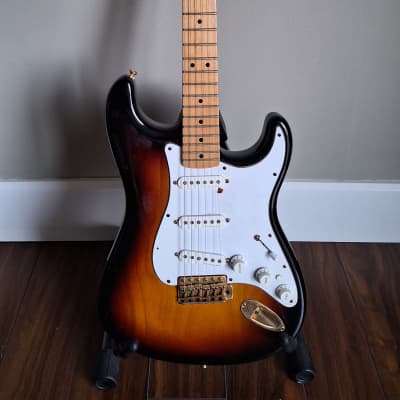 Fender Deluxe Players Stratocaster with Maple Fretboard 2005 - 2016 - 3-Color Sunburst for sale