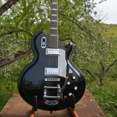 A very minty Airline '59 Coronado Deluxe DLX in Gloss Black w/New Black Dunlop Straploks, & New Chrome & White Volume/tone knobs plus a  New  Supro HSC image 3