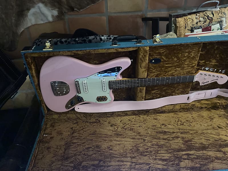 Squier Classic Vibe '60s Jaguar Limited-Edition Electric Guitar Shell Pink