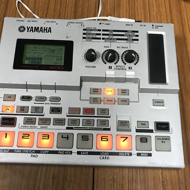 Yamaha SU200 - digital sampler / sequencer with SmartMedia 64mb card!