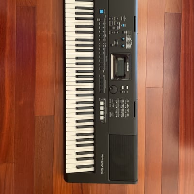 Yamaha PSR-EW425 76-Key Portable Keyboard With Pedal and Case