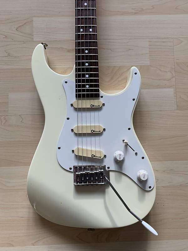 ギター fender Squier by Fender SONIC STRATOCASTER HT Maple Fingerboard