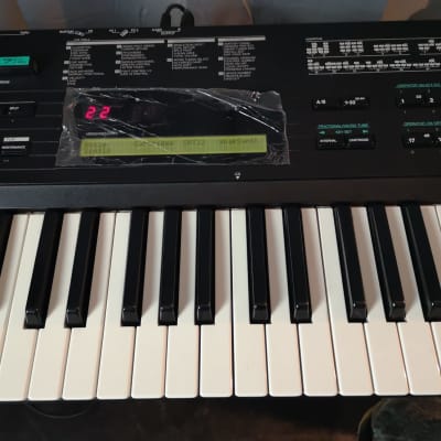 DX7 II FD 16-Voice Synthesizer with Card and Hard Case