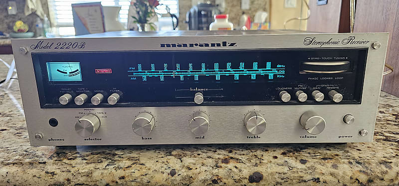 Marantz Model 2220B 20-Watt Stereo Solid-State Receiver 1977  			