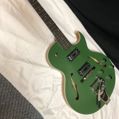 The Loar electric hollowbody guitar - NEW Thinbody Archtop Green LH-306T Bigsby Tremolo w/ CASE image 3
