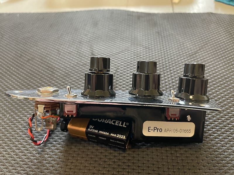 John east JRetro 2005 3 band Bass Preamp Reverb