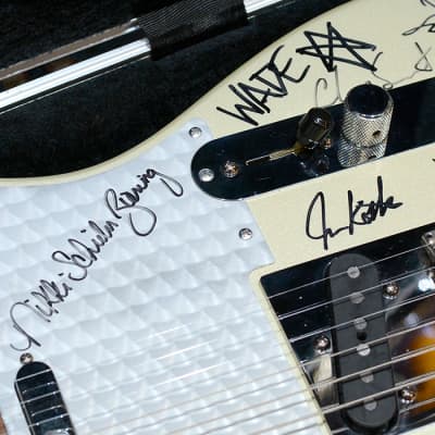 Immagine Fender USA Telecaster Red Hot Chili Peppers Signed RARE / Certificate of Authenticity - 6